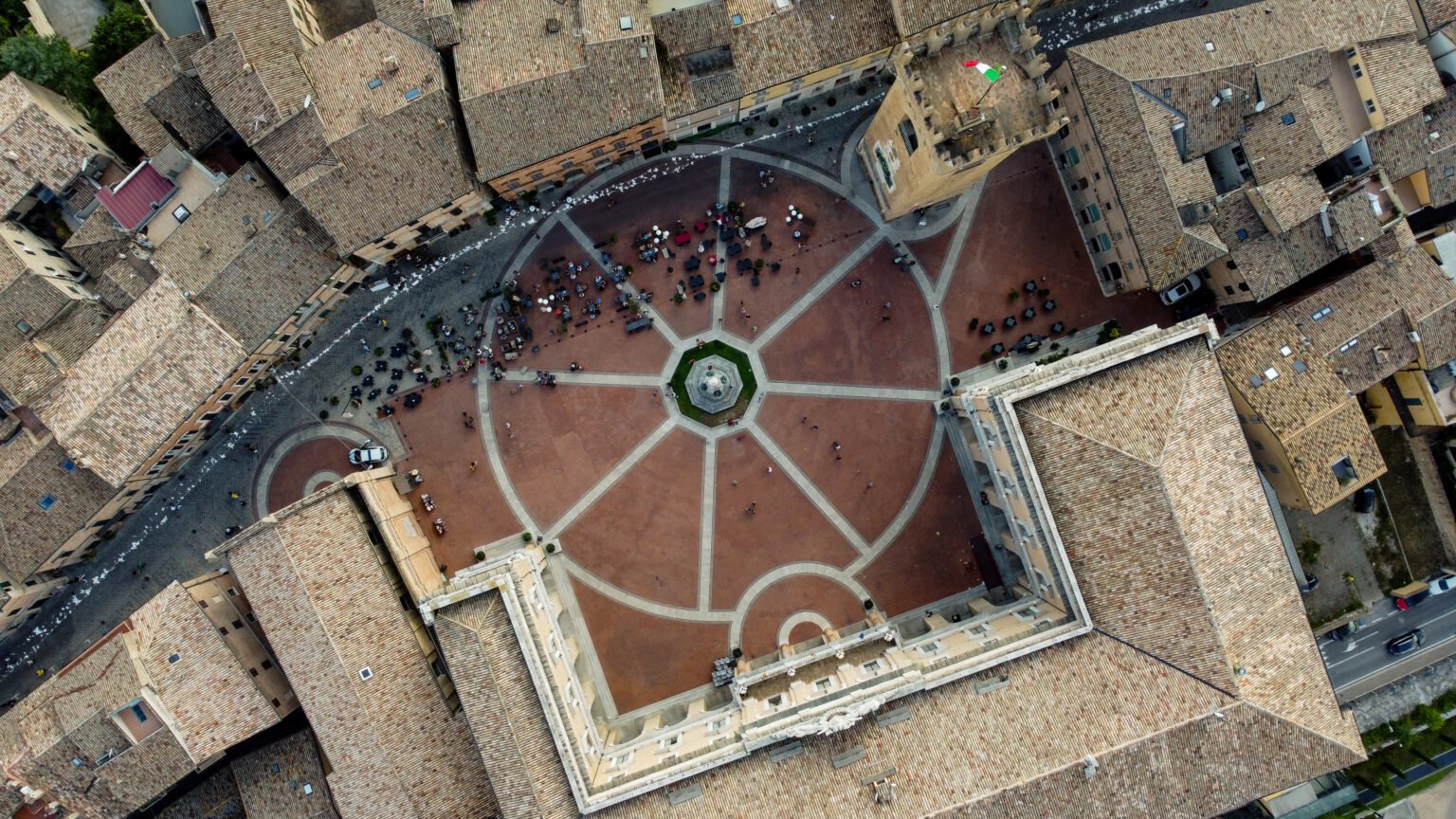 Drohnenaufnahme Ortschaft Platz von Oben