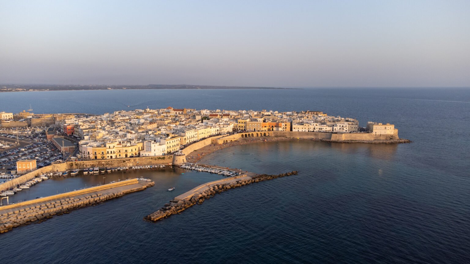 Drohnenaufnahme Stadt am Meer