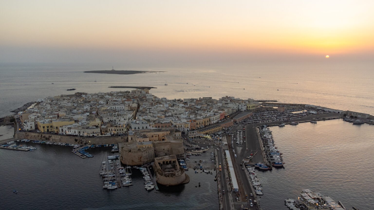 Drohnenaufnahme Stadt am Meer bei Sonnenaufgang