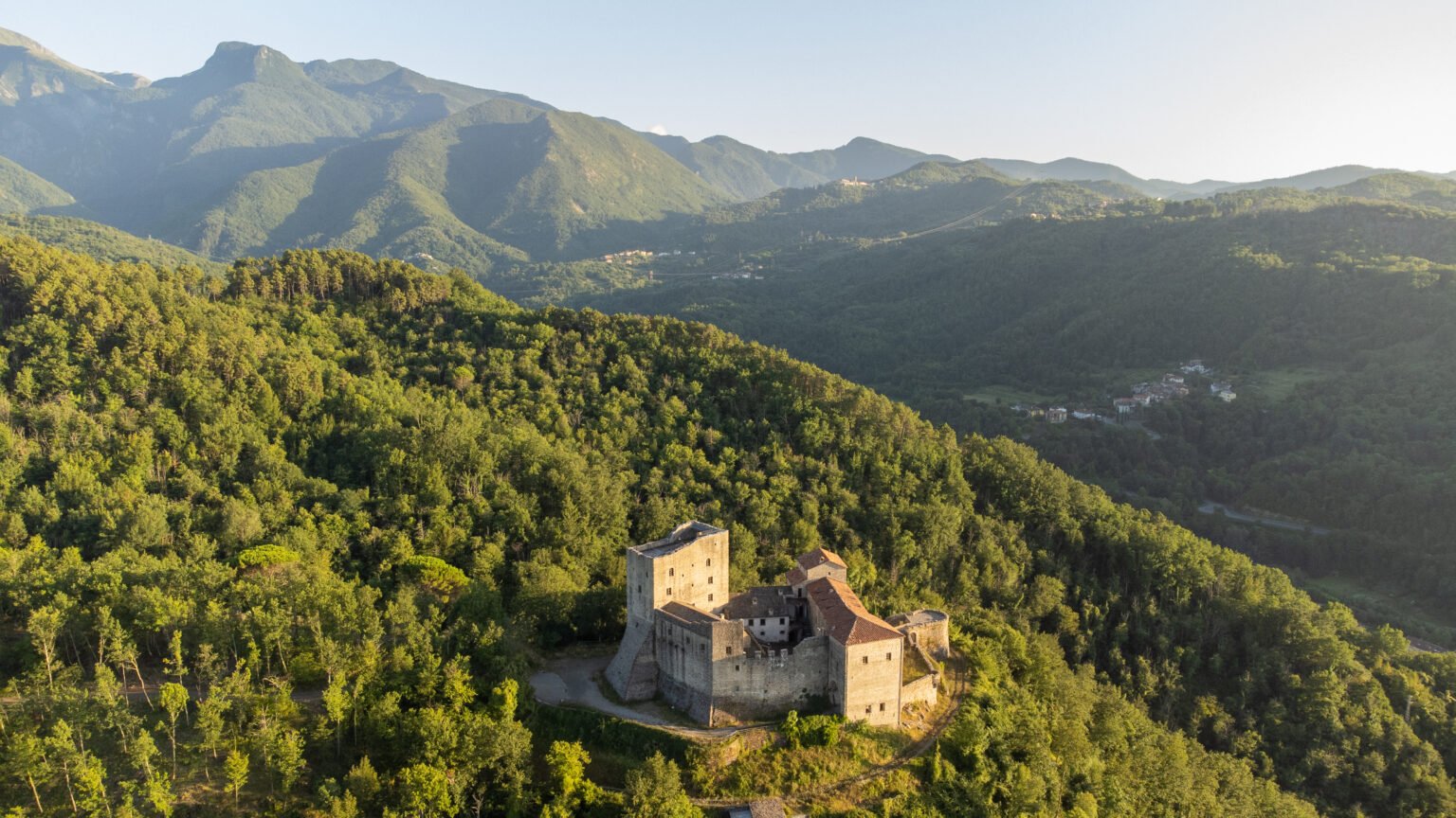 Drohnenfoto Immobilie Burg auf Hügel in Wäldern