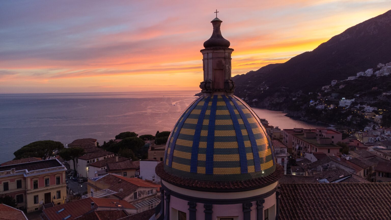 Drohnenaufnahme Stadt am Meer bei Sonnenaufgang