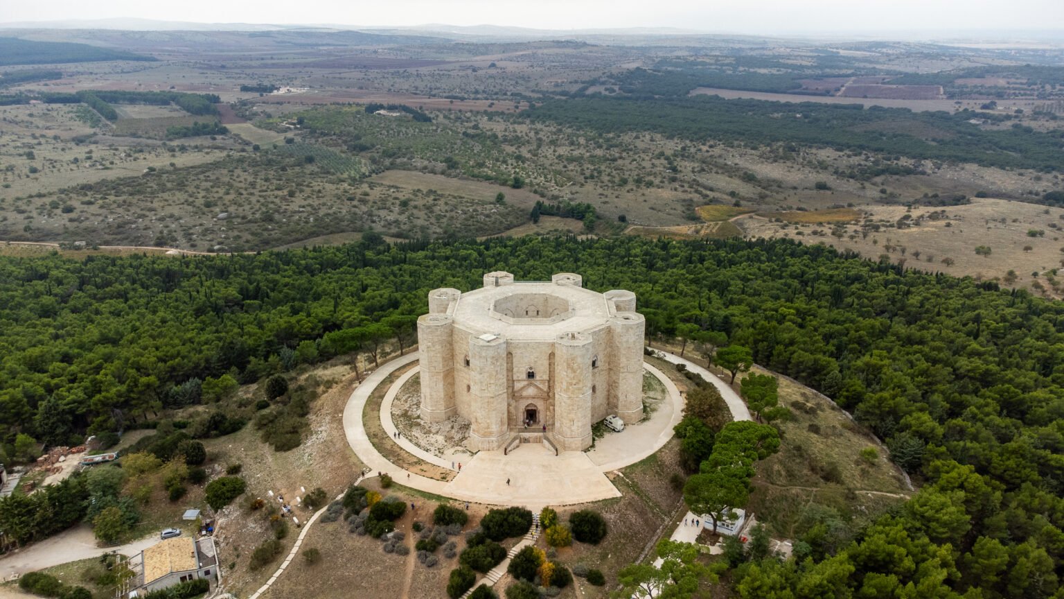 Drohnenfoto Gebäude mit Landschaft