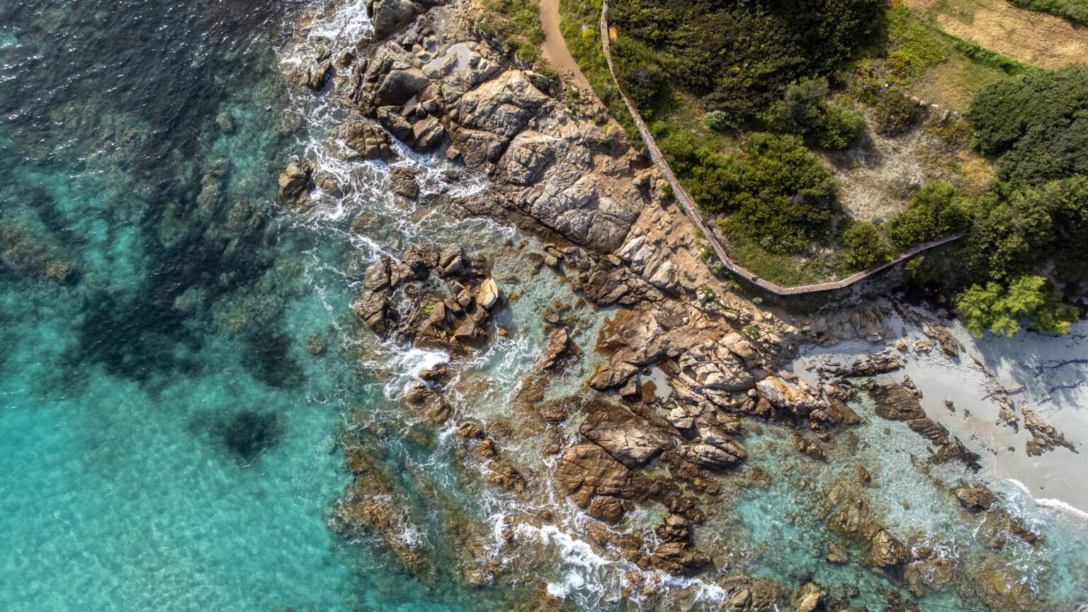 Drohnenbild Natur Wasser, Fels und Gebüsch